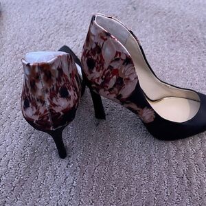 Jessica Simpson Black and Floral Women's Heels